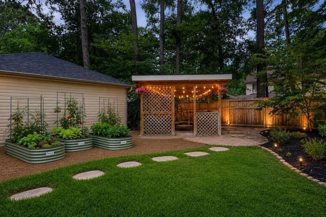 19 Postvine Court, The Woodlands, TX 77381