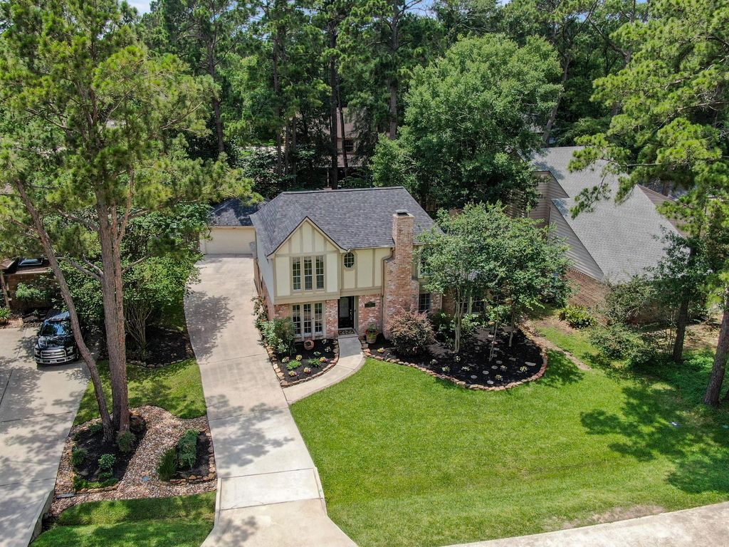 19 Postvine Court, The Woodlands, TX 77381