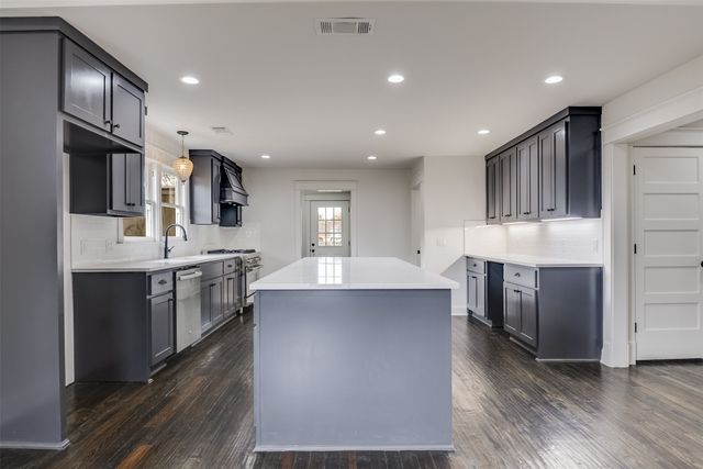 810 E Marvin Avenue, Waxahachie, TX 75165