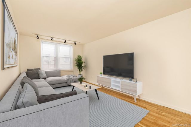 31-85 Crescent Street 2nd, Astoria, NY 11106
