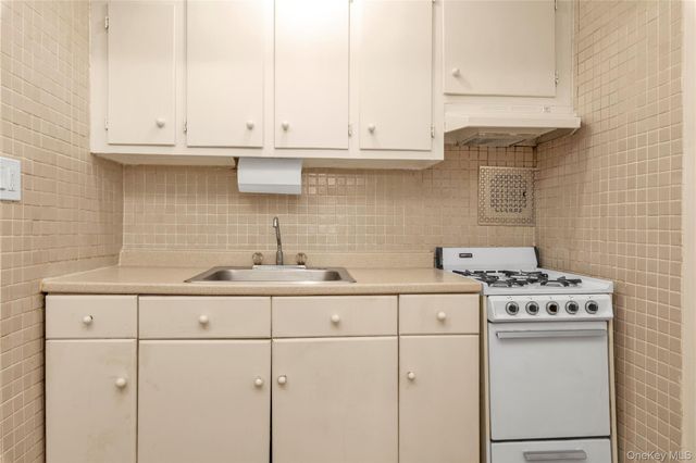 31-85 Crescent Street 2nd, Astoria, NY 11106