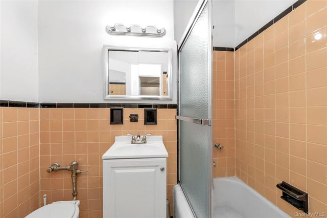 31-85 Crescent Street 2nd, Astoria, NY 11106
