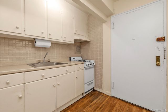 31-85 Crescent Street 2nd, Astoria, NY 11106