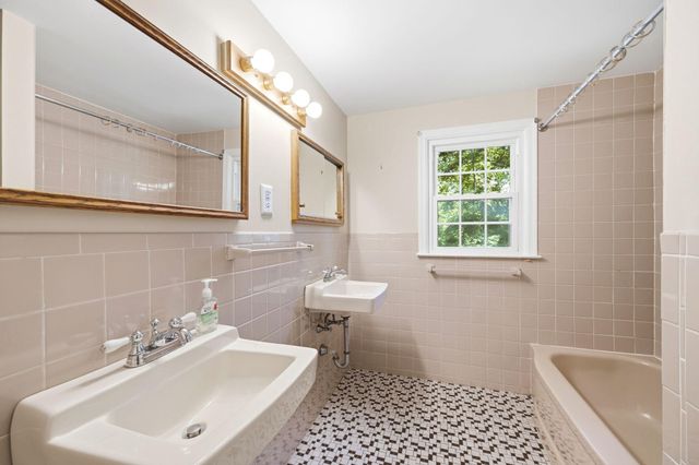1565 STANFORD LN, Paoli, PA 19301