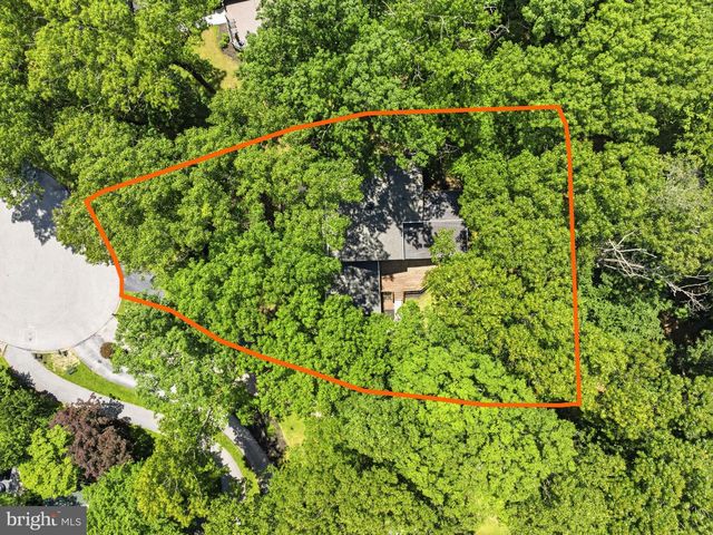 1565 STANFORD LN, Paoli, PA 19301