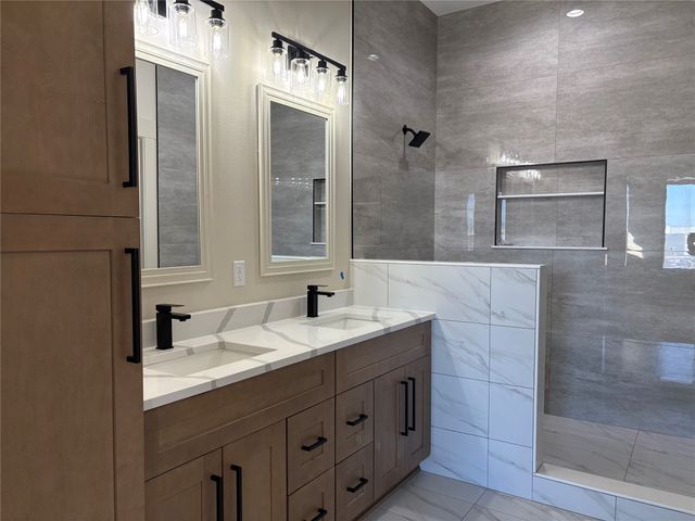 17203 Brookview Drive, Urbandale, IA 50322