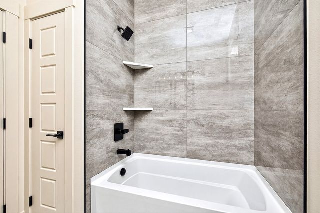 17203 Brookview Drive, Urbandale, IA 50322