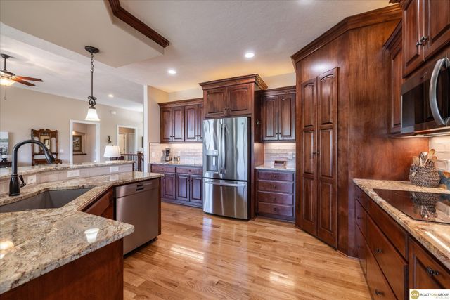 7922 Shadow Lake Drive, Papillion, NE 68046