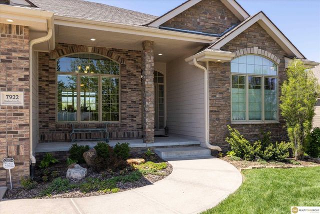 7922 Shadow Lake Drive, Papillion, NE 68046