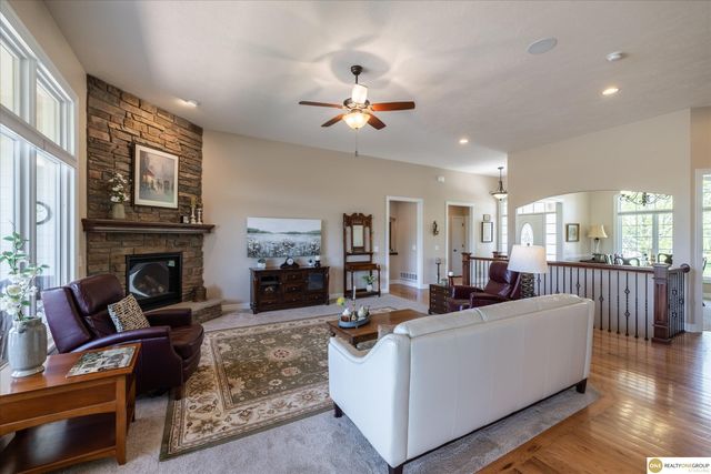 7922 Shadow Lake Drive, Papillion, NE 68046