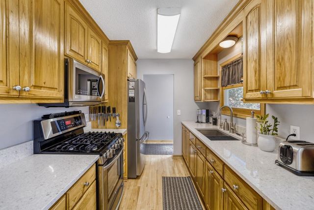 9966 108th Avenue N, Maple Grove, MN 55369