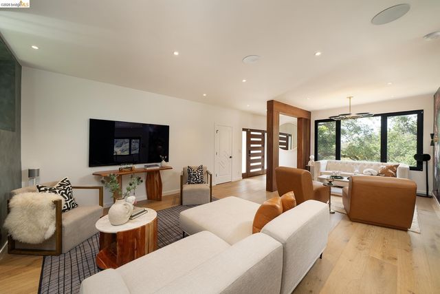 5656 Buena Vista Avenue, Oakland, CA 94618