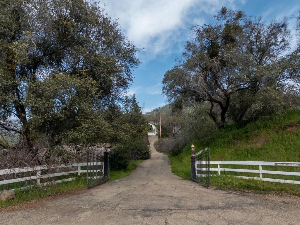 Image 37 of property listing at 38758 Aster Lane, Yokuts Valley, CA 93675