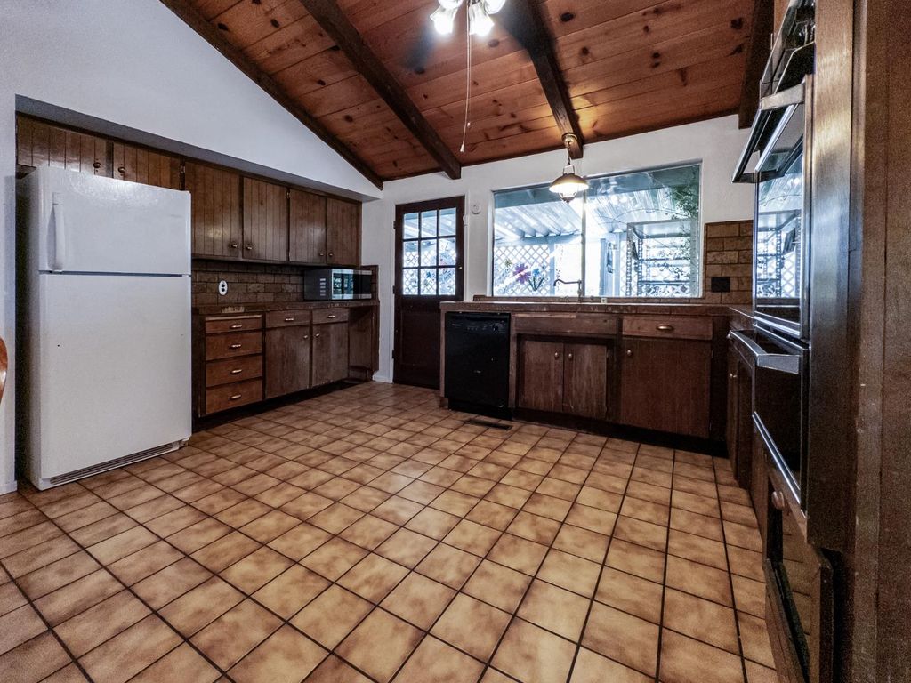 Image 6 of property listing at 38758 Aster Lane, Yokuts Valley, CA 93675