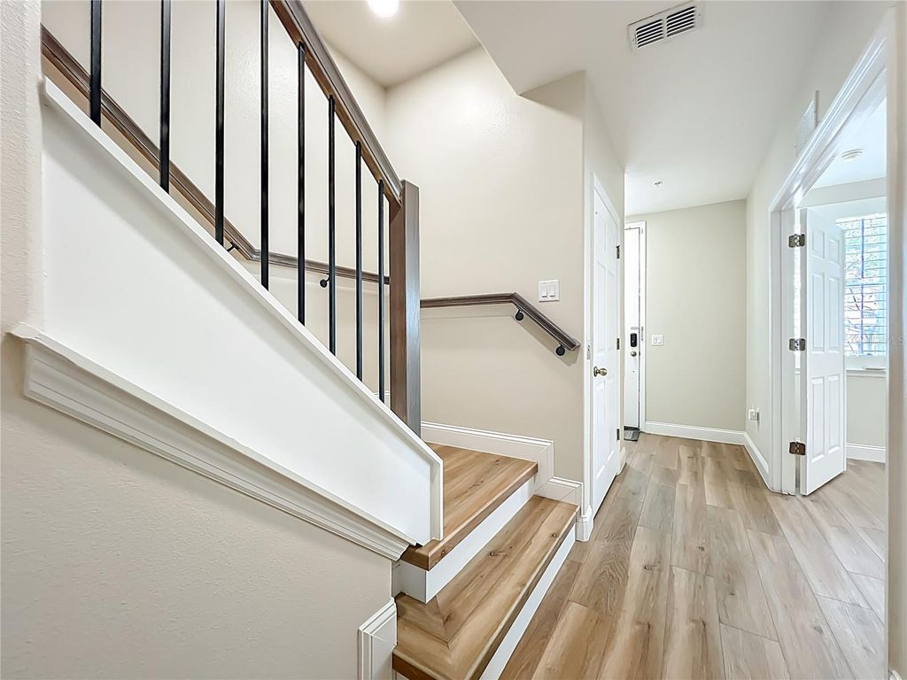 Image 5 of property listing at 1864 PROSPECT AVENUE, Orlando, FL 32814