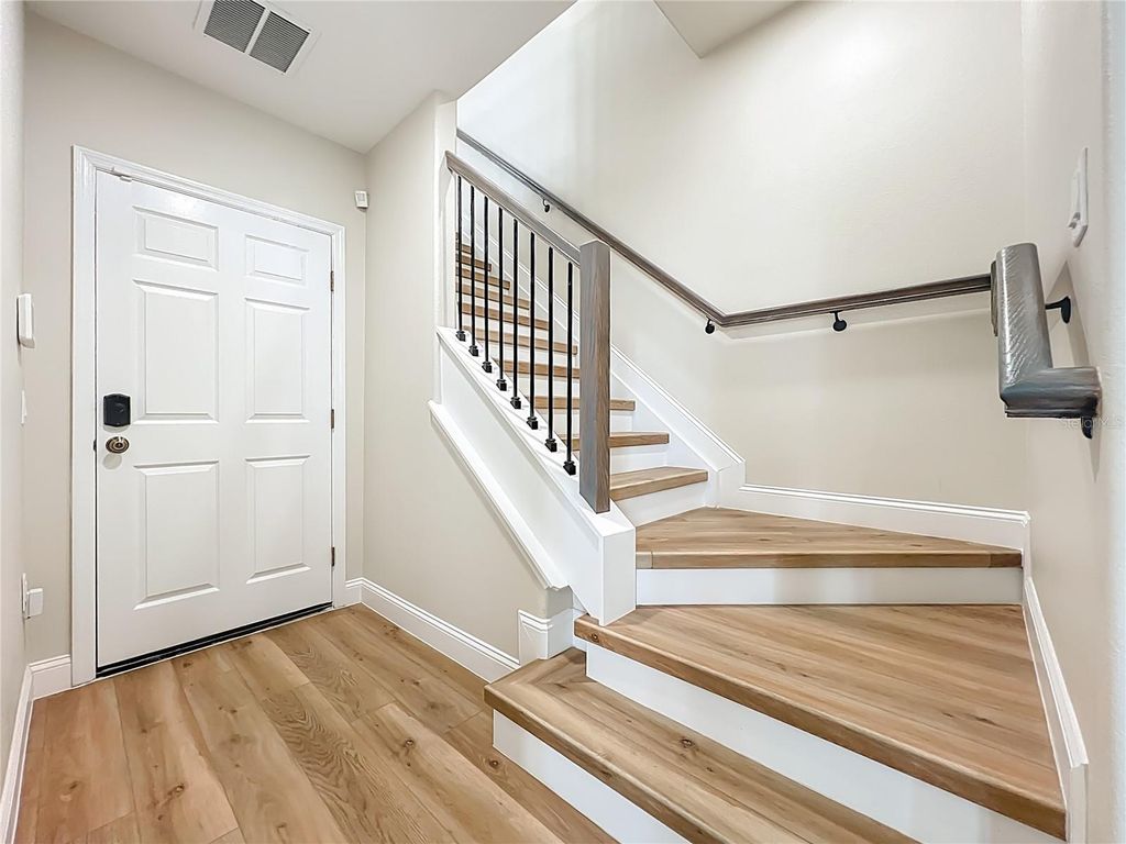 Image 6 of property listing at 1864 PROSPECT AVENUE, Orlando, FL 32814