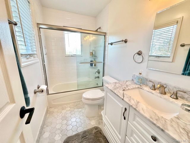 20 Meeting House Road, Quiogue, NY 11978