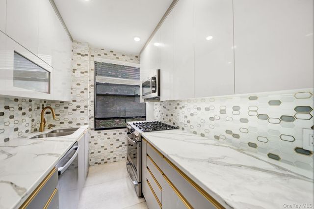 98-25 64th Road 2B, Rego Park, NY 11374