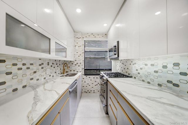 98-25 64th Road 2B, Rego Park, NY 11374