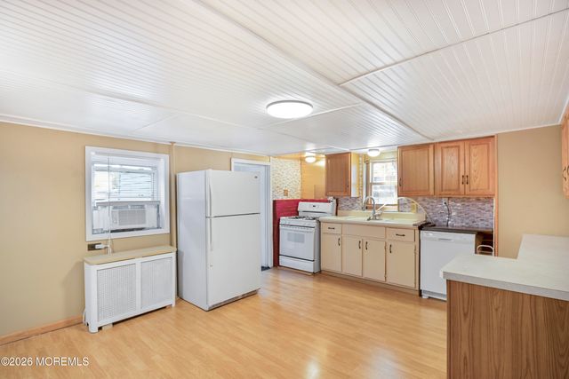 17 Douglas Street, Fords, NJ 08863