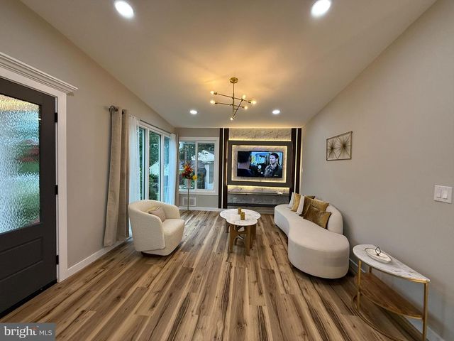 3020 FREDSEN PL, Falls Church, VA 22042