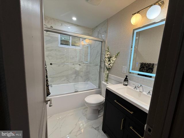 3020 FREDSEN PL, Falls Church, VA 22042