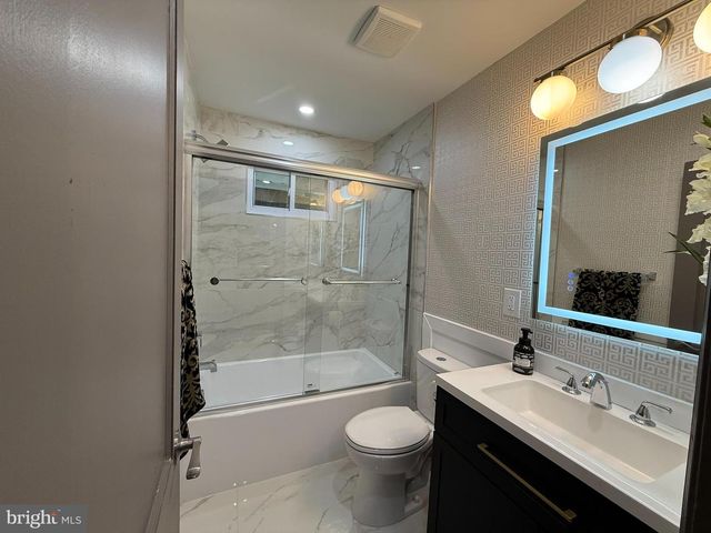 3020 FREDSEN PL, Falls Church, VA 22042