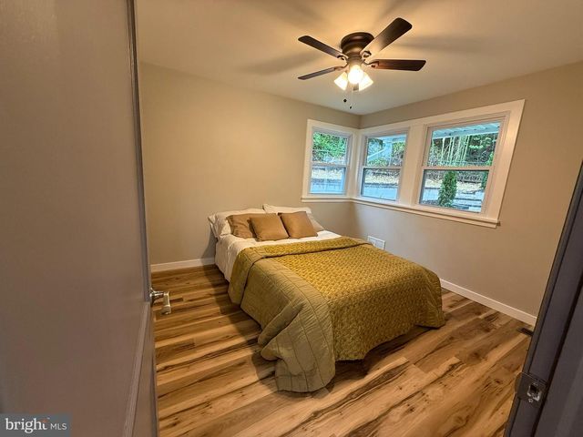 3020 FREDSEN PL, Falls Church, VA 22042