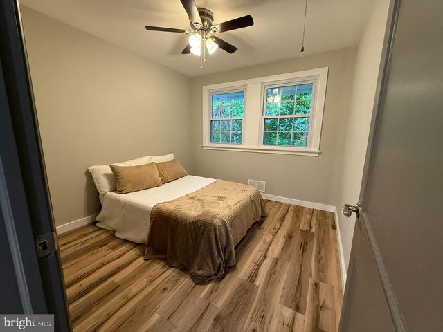 3020 FREDSEN PL, Falls Church, VA 22042