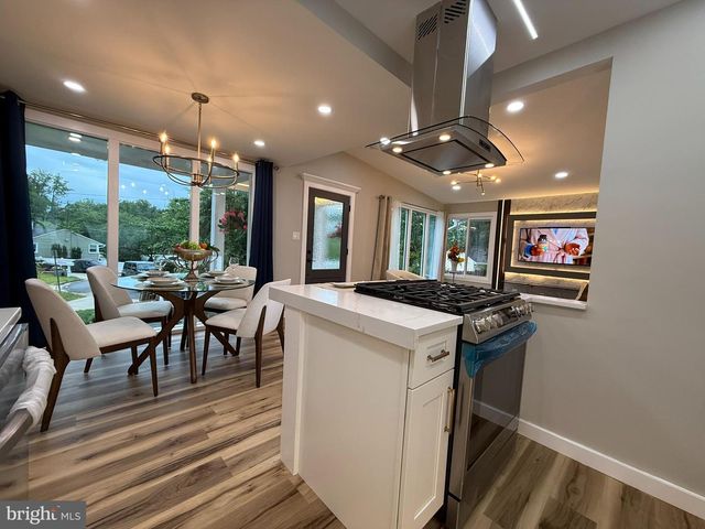 3020 FREDSEN PL, Falls Church, VA 22042