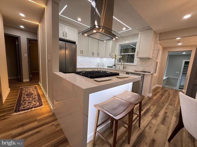 3020 FREDSEN PL, Falls Church, VA 22042