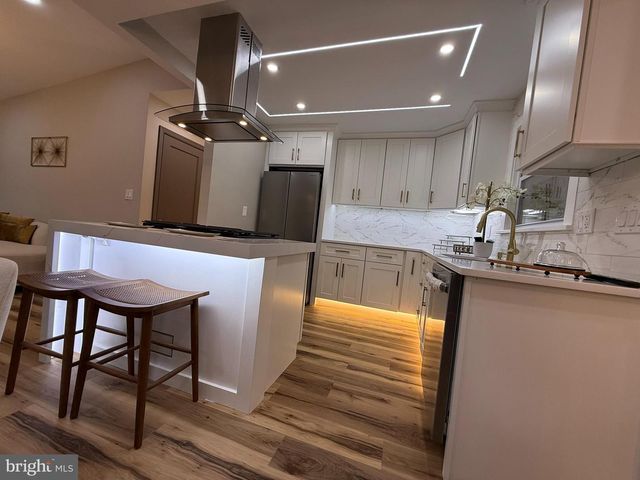 3020 FREDSEN PL, Falls Church, VA 22042