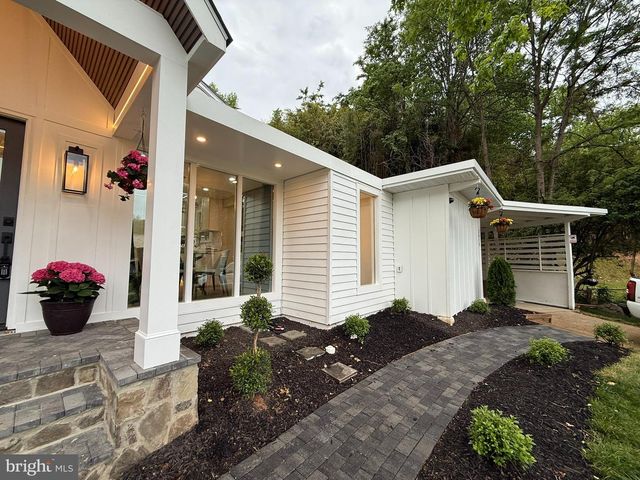 3020 FREDSEN PL, Falls Church, VA 22042
