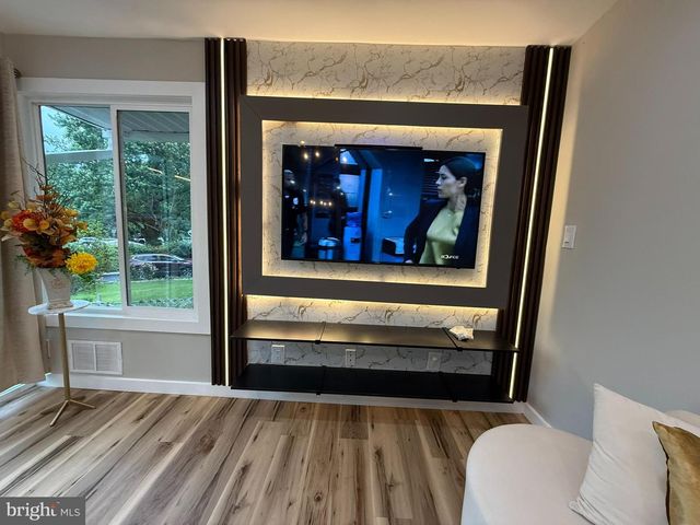 3020 FREDSEN PL, Falls Church, VA 22042