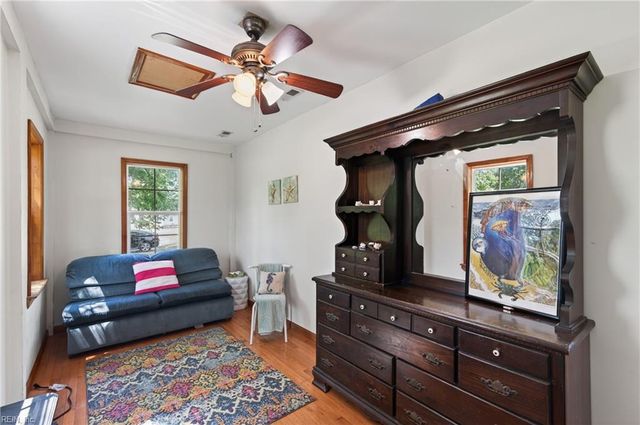 12 Holston LN, Hampton, VA 23664