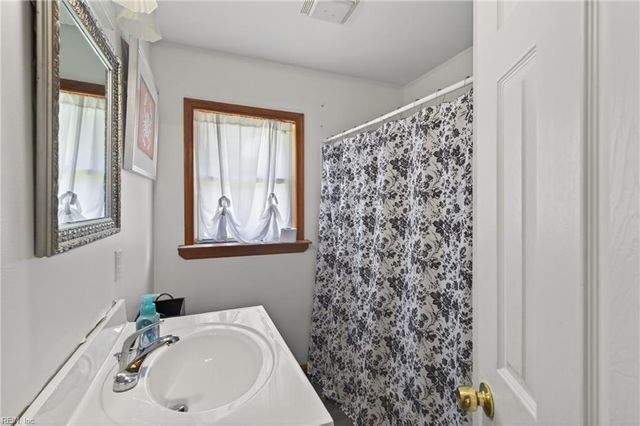 12 Holston LN, Hampton, VA 23664