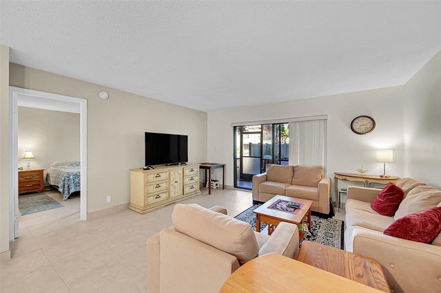 138 S Cypress Road 214, Pompano Beach, FL 33060