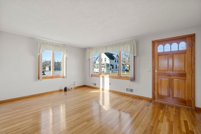 9 Whitsbourgh St, Taunton, MA 02780