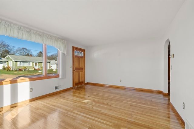 9 Whitsbourgh St, Taunton, MA 02780