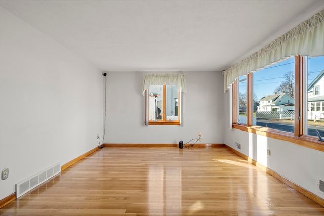 9 Whitsbourgh St, Taunton, MA 02780