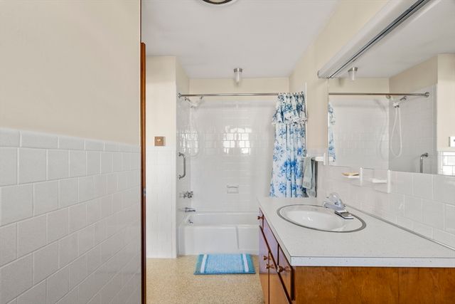 9 Whitsbourgh St, Taunton, MA 02780