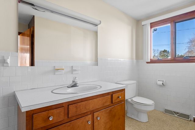 9 Whitsbourgh St, Taunton, MA 02780