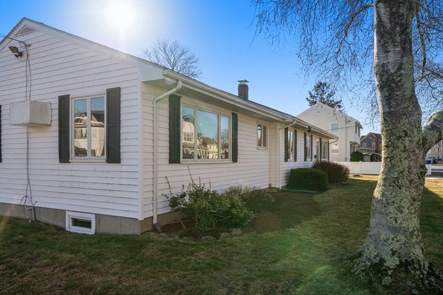 9 Whitsbourgh St, Taunton, MA 02780