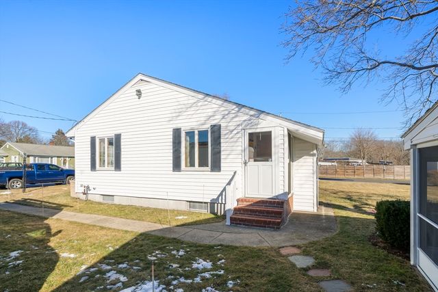 9 Whitsbourgh St, Taunton, MA 02780