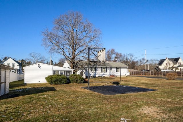 9 Whitsbourgh St, Taunton, MA 02780