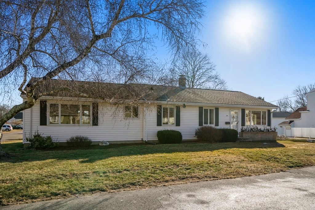 9 Whitsbourgh St, Taunton, MA 02780