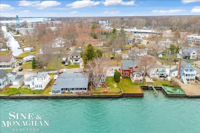 142 St Clair River Drive, Algonac, MI 48001