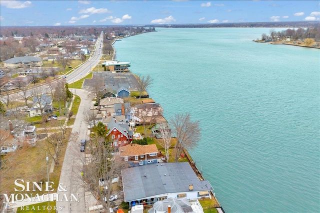 142 St Clair River Drive, Algonac, MI 48001