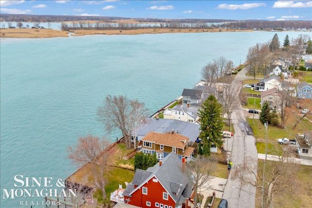 142 St Clair River Drive, Algonac, MI 48001