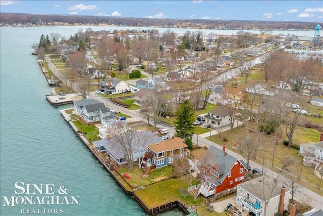 142 St Clair River Drive, Algonac, MI 48001